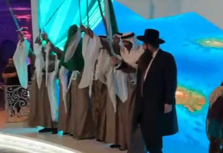 تغريدة نارية لزوجة حاكم الشارقة عن رقص الحاخام الإسرائيلي “العرضة” في السعودية الحاخام اليهودي يعقوب هرتسوغ يرقص العرضه watanserb.com