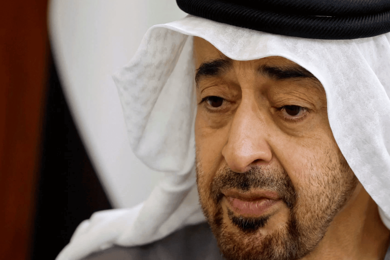 محمد بن زايد يزور قبر أخيه الشيخ خليفة ويرفع أكف الضراعة داعيا له زيارة محمد بن زايد قبر أخيه watanserb.com