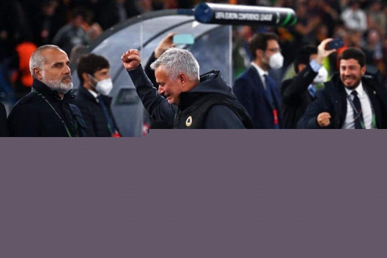 مورينيو ينهار بالبكاء بعد تأهل روما إلى نهائي دوري المؤتمر الأوروبي (فيديو) مورينيو ينهار بعد تأهل روما على حساب ليستر سيتي إلى نهائي دوري المؤتمر الأوروبي watanserb.com