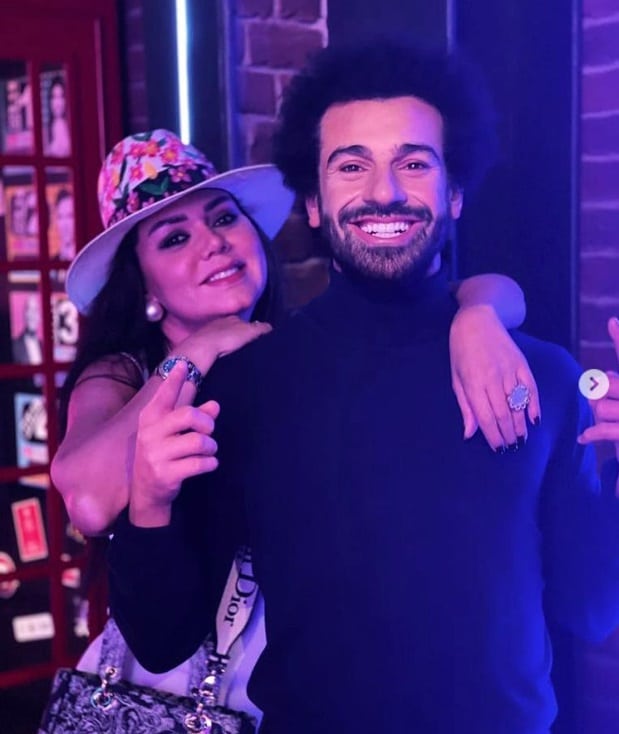 رانيا يوسف مع تمثال محمد صلاح