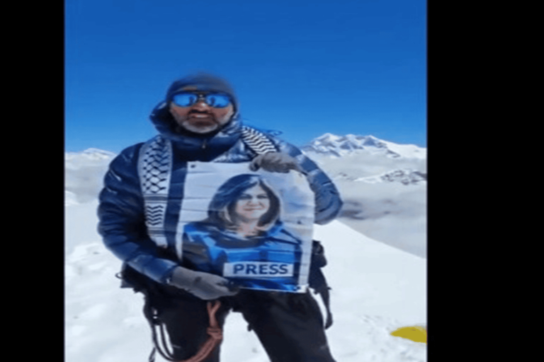 أردني يرفع صورة شيرين watanserb.com