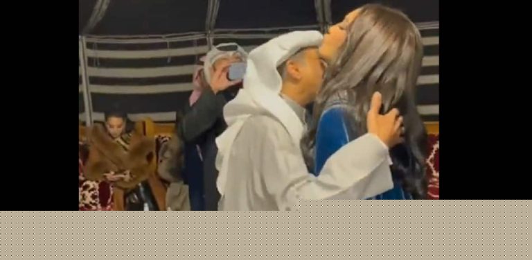 عبدالله الرويشد يقبل أحلام watanserb.com