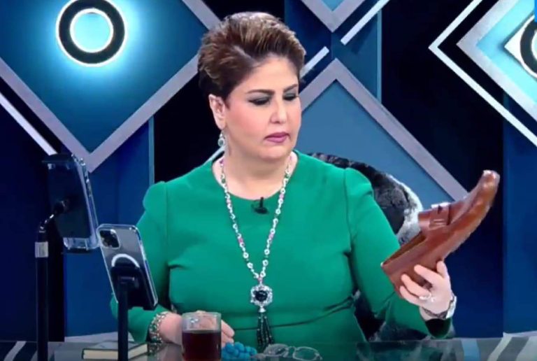 فجر السعيد تحمل حذاء على الهواء watanserb.com