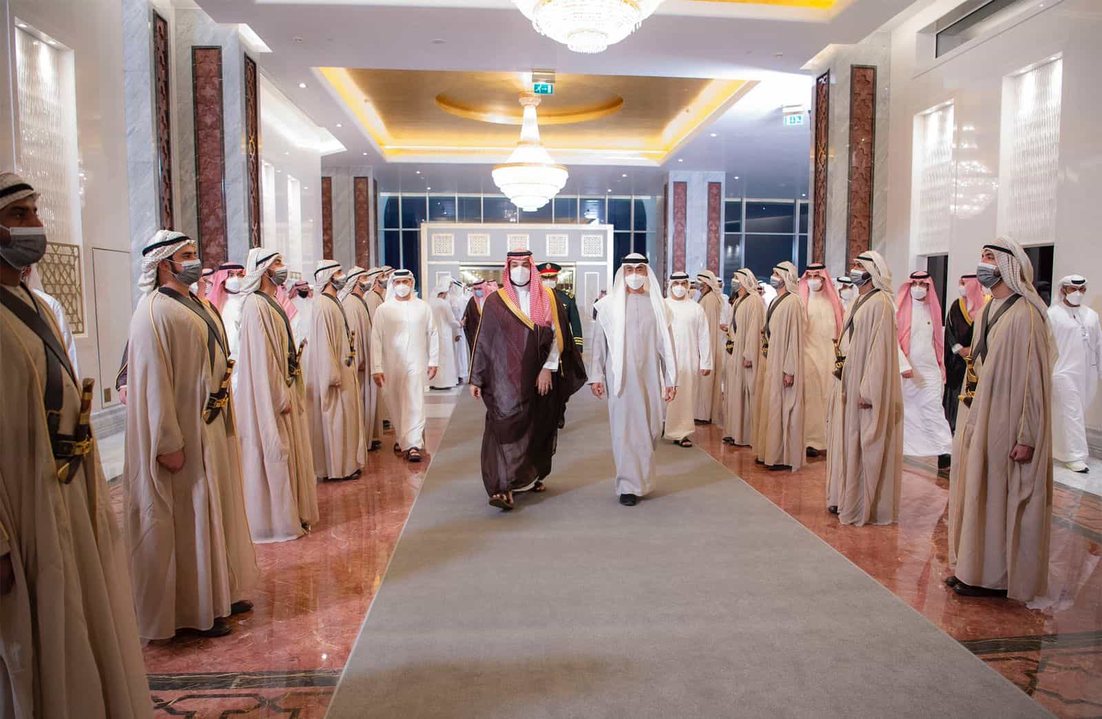 محمد بن سلمان يعزي محمد بن زايد بوفاة الشيخ خليفة بن زايد