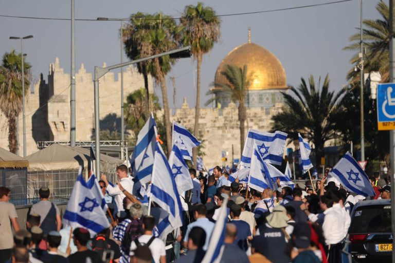 مسيرة الأعلام .. بؤرة توتر ومعركة “سيادة” على القدس مسيرة الأعلام في القدس watanserb.com