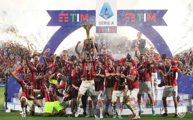 ميلان يتوج بلقب الدوري الإيطالي بعد غياب ل11 عاماً (فيديو) ميلان يتوج بالدوري الإيطالي بعد غياب ل11 عاماً watanserb.com