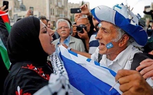 مقدسية: كل مكان في جسدي كان فيه علم فلسطين ورفعته بيد مكسورة watanserb.com