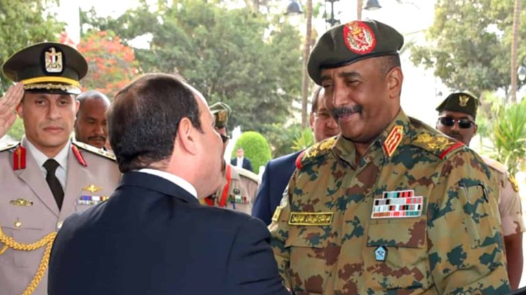 بينهم نساء وأطفال.. السودان تسلم 20 معارضا مصريا لنظام “السيسي” watanserb.com