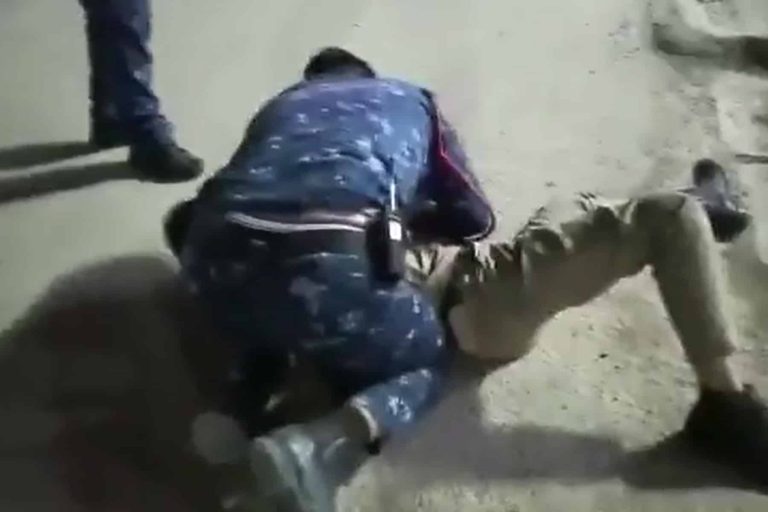 بطولة شرطي عراقي انقض على شخص حاملا قنبلة يدوية وهدد بتفجير طفلته (شاهد) شرطي عراقي watanserb.com