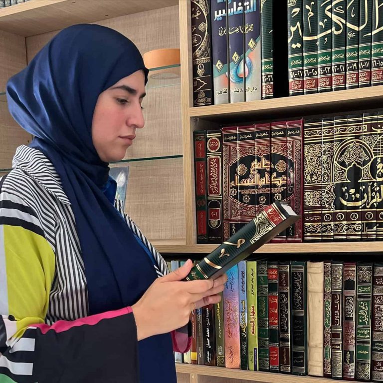 صور منتشرة لقارئة قرآن مغربية تثير الجدل.. ما قصتها؟ قارئة قرآن مغربية watanserb.com