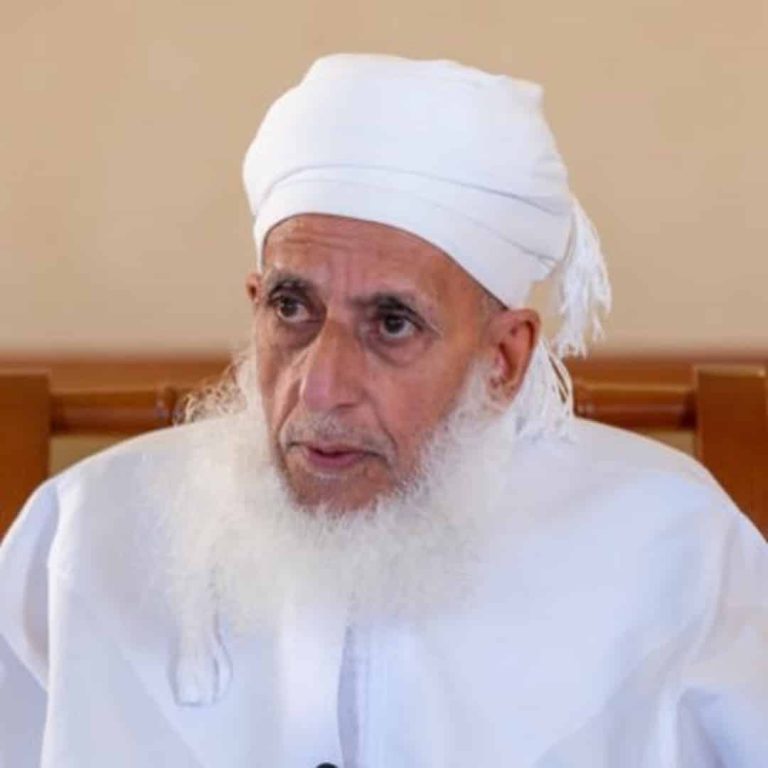 مفتي عمان أحمد الخليلي:مذهبنا لا يوالي الحاكم ونرفضه إن لم يحكم بشرع الله مفتي عمان أحمد الخليلي watanserb.com