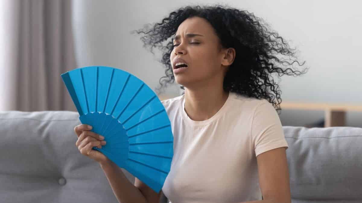 اعزل نوافذك وشرفاتك بستائر خاصة تمنع الشمس من دخول المنزل