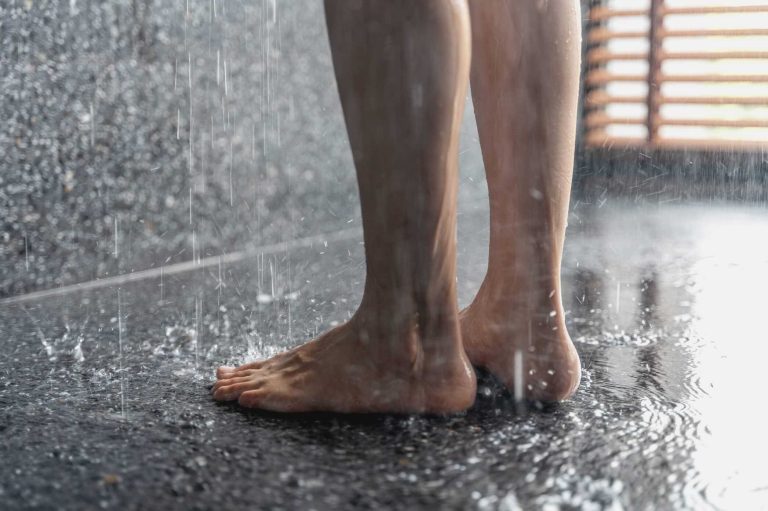 لماذا لا يجب عليك التبول أثناء الإستحمام؟ .. طبيبة تجيب التبول أثناء الإستحمام watanserb.com