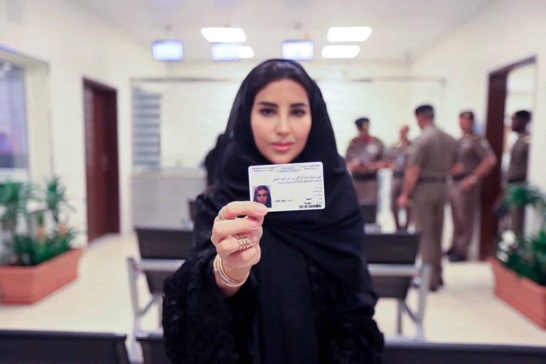 “انفتاح جديد في السعودية” .. إلغاء إلزام النساء تغطية شعر الرأس والعنق في الهوية السعودية تلغي إلزامية النساء بتغطية شعر الرأس والعنق في الهوية watanserb.com