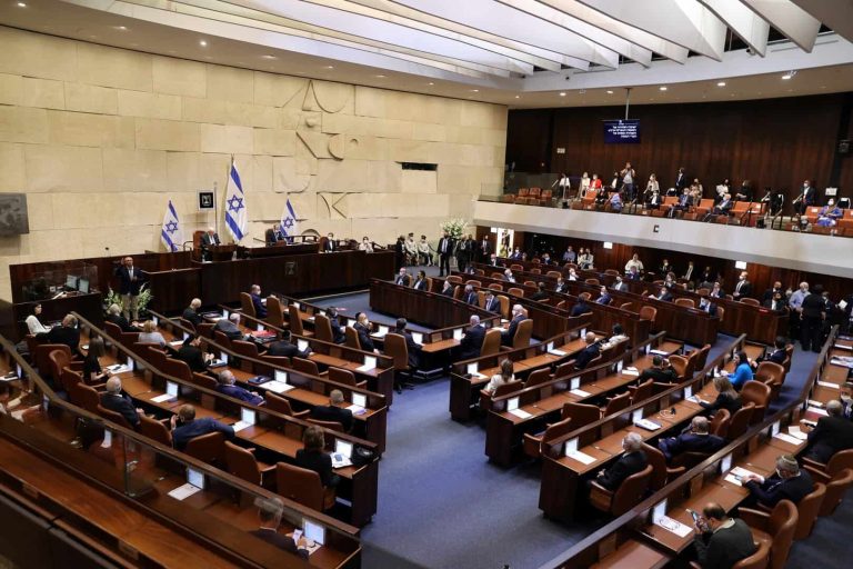 الكنيست الإسرائيلي يحل نفسه ويحدد موعد الانتخابات المبكرة.. وتوقعات بعودة نتنياهو watanserb.com
