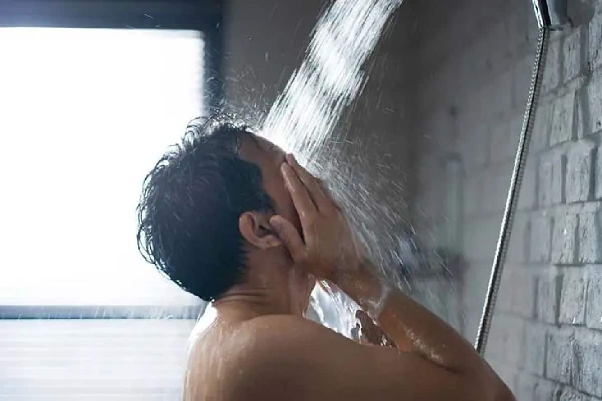 الماء الساخن يجفف الوجه