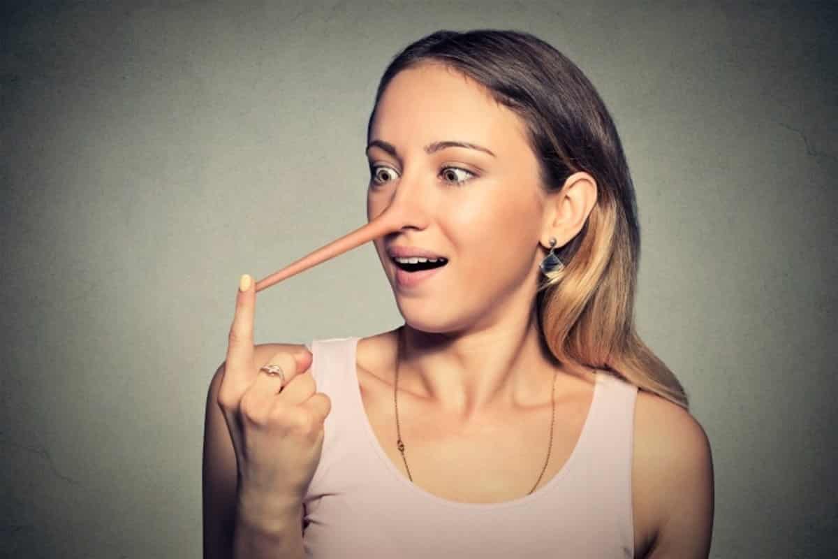 النساء يكذبن بطريقة أفضل من الرجال