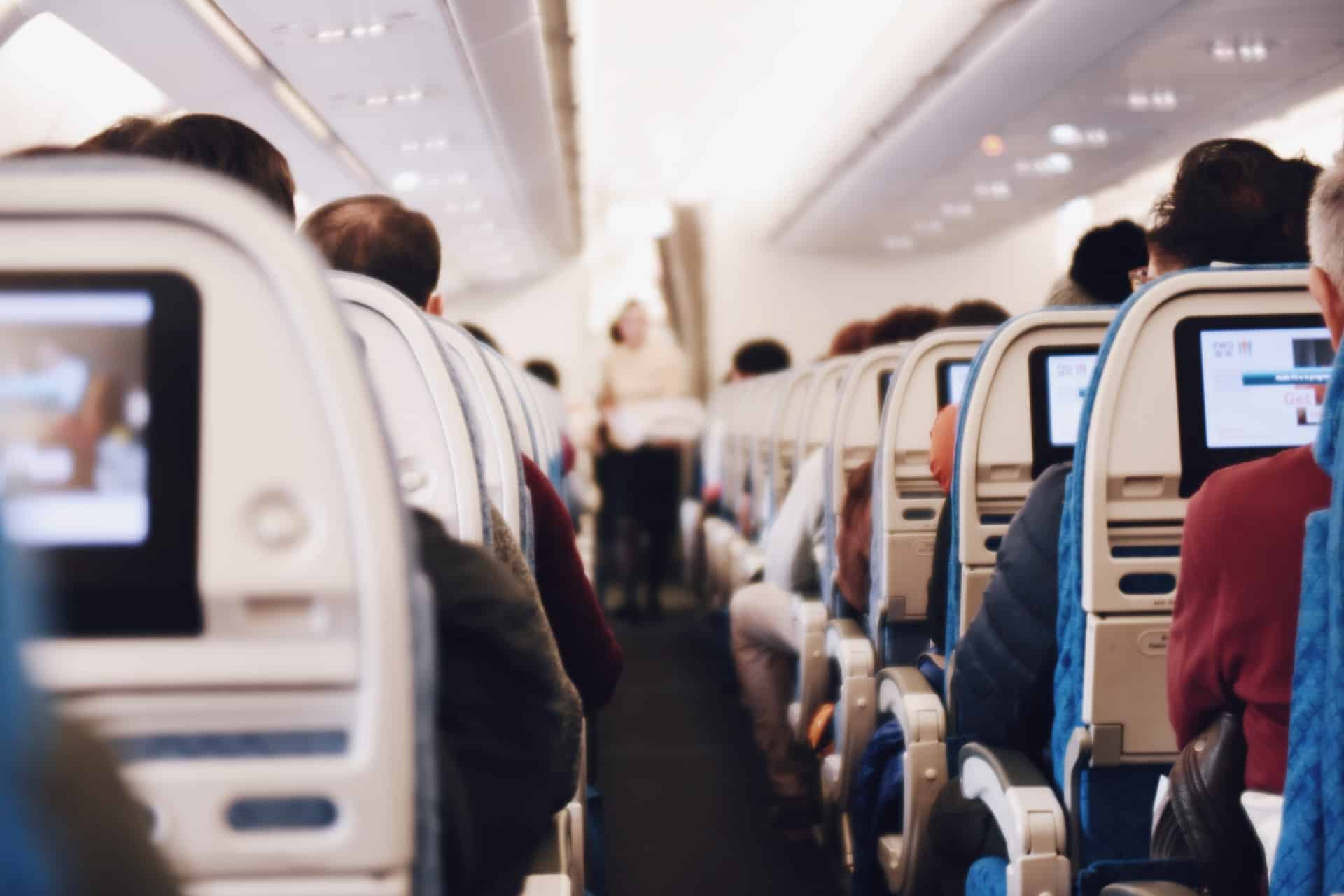 خطئ الكثير من الأشخاص أيضًا في وضع الأشياء التي سنحتاجها لاحقًا في الحقيبة لتي وضعناها في المقصورة العلوية، مثل سماعات الرأس أو الكتاب