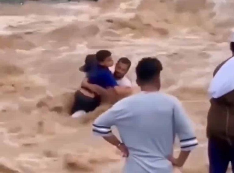 عماني ينقذ طفلين من أحد الأودية watanserb.com