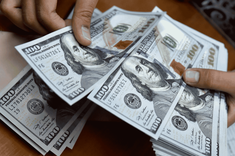 سعر الدولار في السودان.. متعاملون بالسوق السوداء يكشفون لـ(وطن) السعر الحقيقي سعر الدولار في السودان watanserb.com