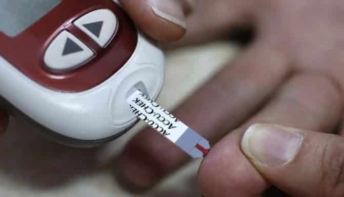 5 نصائح تساعد على التعايش مع مرض السكري مريض يفحص نسبة السكر في دمه watanserb.com