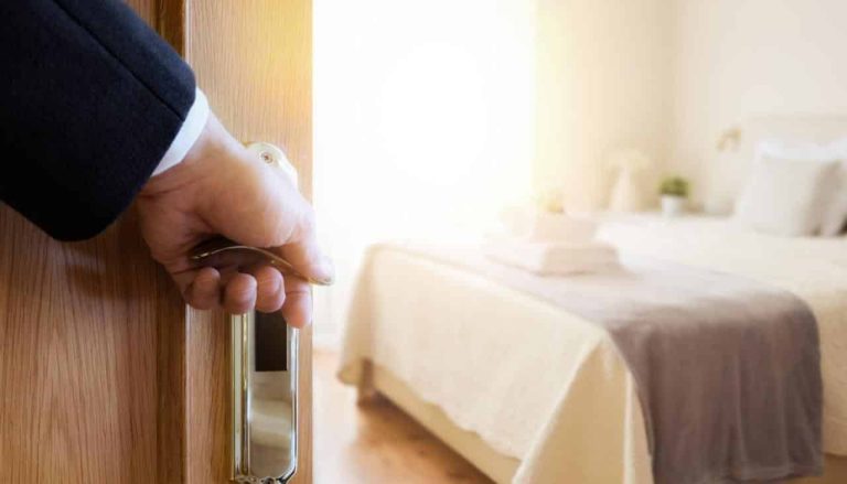 5 نصائح عند أوّل زيارة لفندق 5 نجوم .. انتبه لملابس النوم التي ترتديها نصائح عند زيارة فندق 5 نجوم watanserb.com