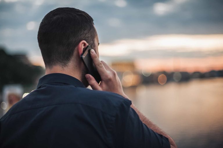 هل تسبب الهواتف المحمولة سرطان الأذن watanserb.com