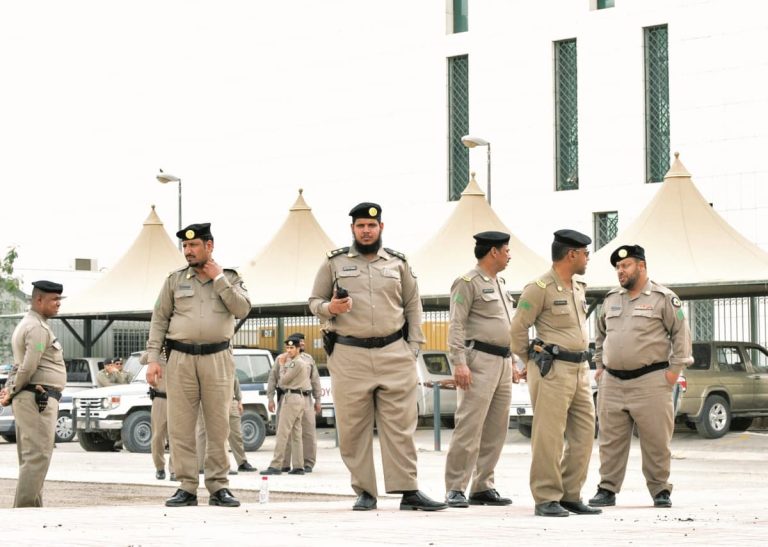اعتقال فلسطيني أمام الكعبة watanserb.com