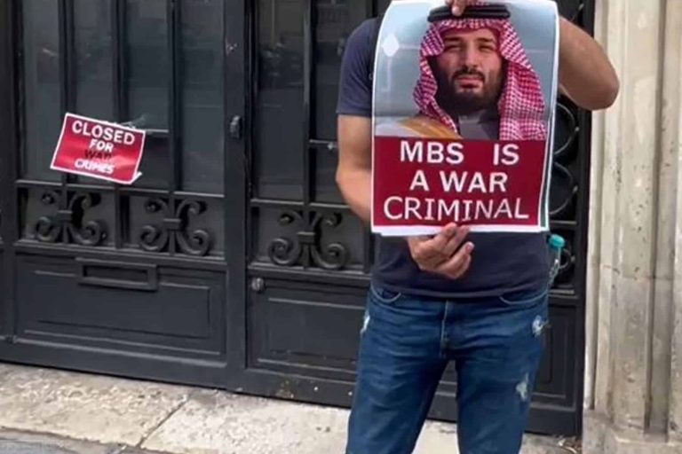 بالفيديو.. محتجون يغلقون السفارة السعودية في باريس ويحرقون صور “ابن سلمان” ويدوسونها بالأقدام احراق صور ابن سلمان watanserb.com