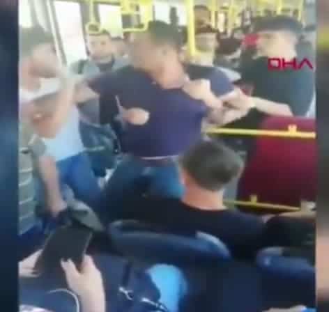 “هموت حرام عليكم”.. شاهد اعتداء أتراك على شاب مصري على متن حافلة في إسطنبول اعتداء أتراك على مصري watanserb.com