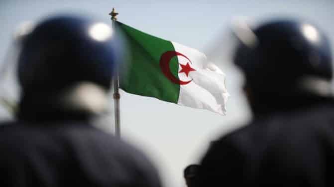 الجزائر: طفل يحاول شنق نفسه بـِ”خمار” أمام والده المعاق لسبب صادم! الجزائر watanserb.com