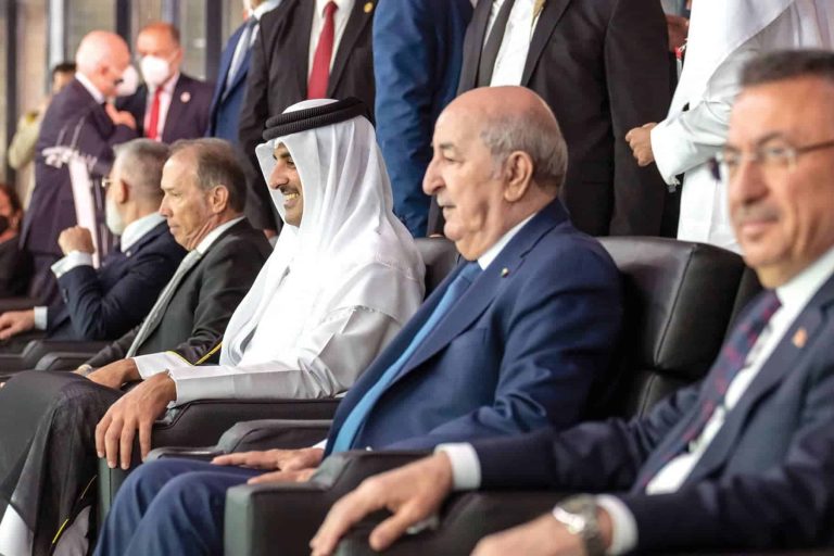 لفتة جميلة لأمير قطر مع مشجع جزائري طلب توقيعه على قميص المنتخب في افتتاح “وهران2022” (شاهد) افتتح امير قطر وهران watanserb.com