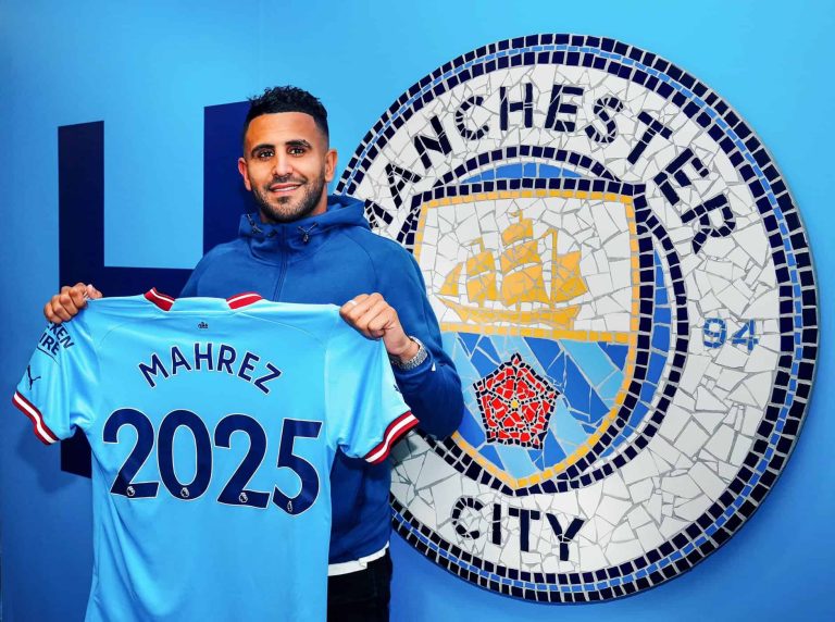 الجزائري محرز يجدد عقده مع نادي مانشستر سيتي حتى صيف 2025 watanserb.com