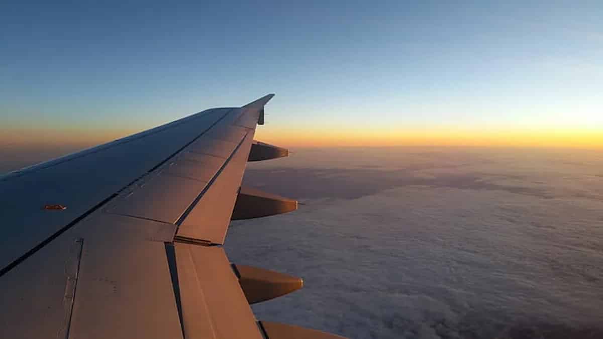 أحد الأسباب الرئيسية وراء ارتفاع الطائرات هو أن الهواء يصبح أخف مع كل قدم ترتفعها الطائرة