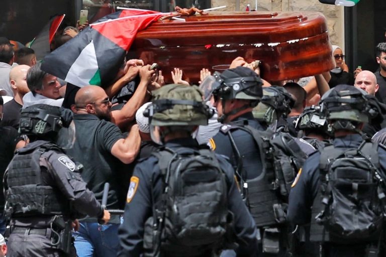 بعد شيرين أبو عاقلة.. اعتداء إسرائيلي مستفز على نعش سيدة فلسطينية (فيديو وصور) شيرين أبو عاقلة watanserb.com