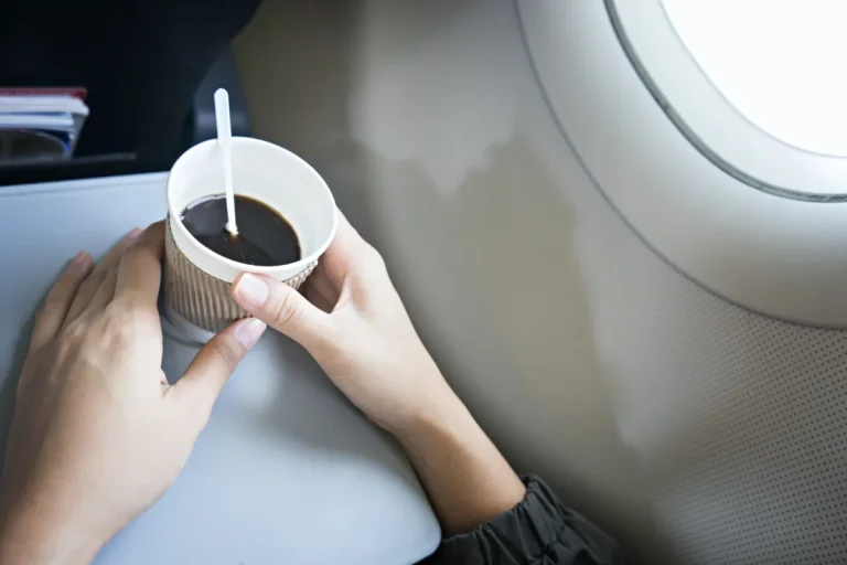 احذر شرب القهوة قبل الصعود على متن الطائرة .. اعرف السبب الصادم! شرب القهوة قبل الصعود على متن الطائرة watanserb.com