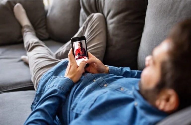 ماذا فعل خليجي اكتشف صور زوجته على هاتف صديقه!؟ كويتي يكتشف صور زوجته على هاتف صديقه watanserb.com