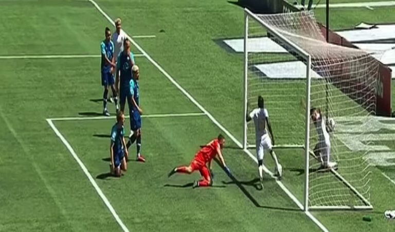 لاعب يصدم زملائه بإهداره هدف محقق بغرابة في الدوري الكندي (فيديو) إهدار هدف محقق في الدوري الكندي بغرابة شديدة watanserb.com