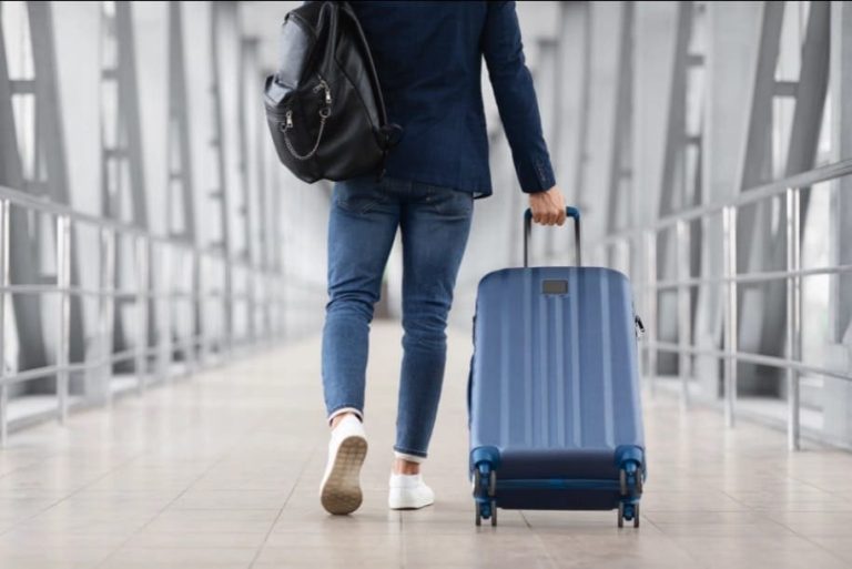 لماذا لا يجب عليك ارتداء أحذية رياضية في المطار watanserb.com