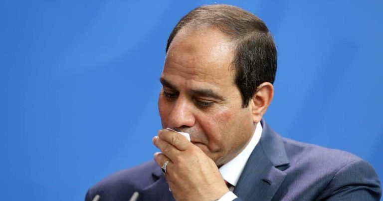 مصريون يكسرون حاجز الخوف ويطالبون “السيسي” بالرحيل: “إنت متعرفش ربنا” مصريون يطالبون السيسي بالرحيل watanserb.com