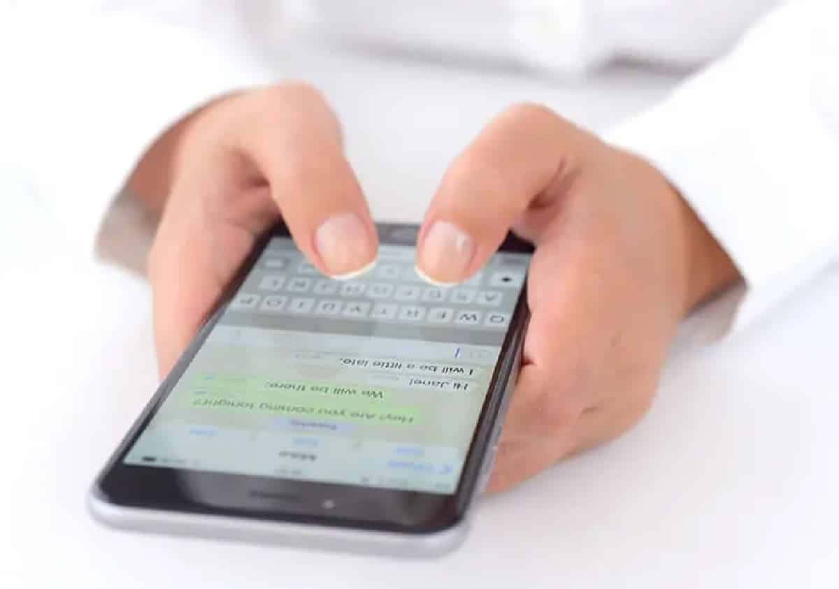 من بين الميزات التي يقدمها لنا واتساب حذف الرسائل. لكن هل تعلم أنه من الأفضل عدم استخدامها