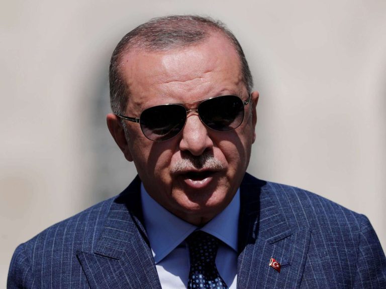 نظارة أردوغان الباهظة تثير جدلا في تركيا.. أحدهم حاول شراءها فكانت الصدمة نظارة أردوغان watanserb.com