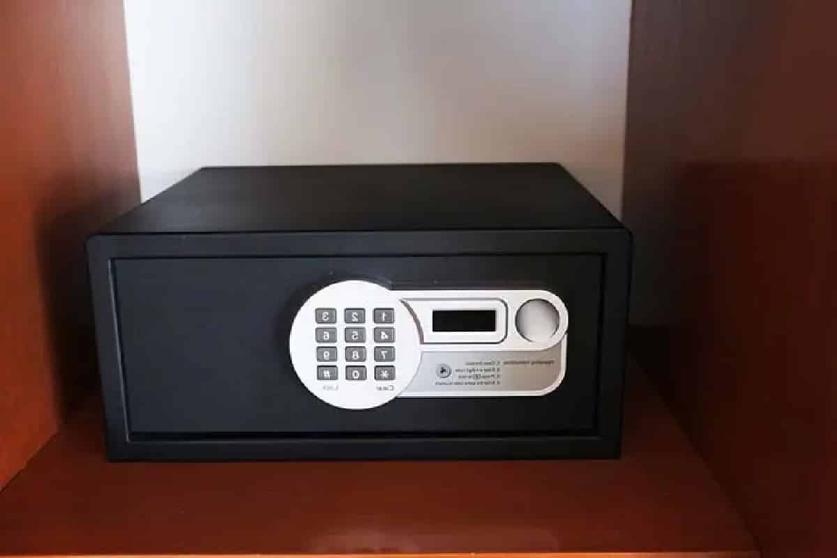 ينبغي تثبيت خزائن الفندق في الحائط حتى ل تُسرق