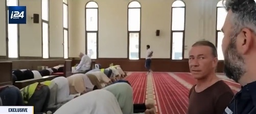 مراسلان إسرائيليان يدنسان جامع الميداني في الرياض: “من الصعب تصديق أننا هنا” مراسلان اسرائيليان في جامع الميداني watanserb.com
