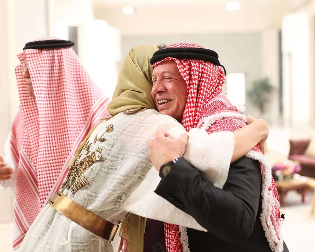 الملك يهنئ كنته