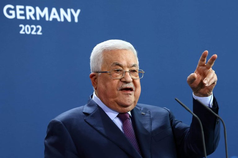محمود عباس يتراجع عن تصريحات “الهولوكوست” إرضاءً لإسرائيل محمود عباس وتصريحات الهولوكوست watanserb.com