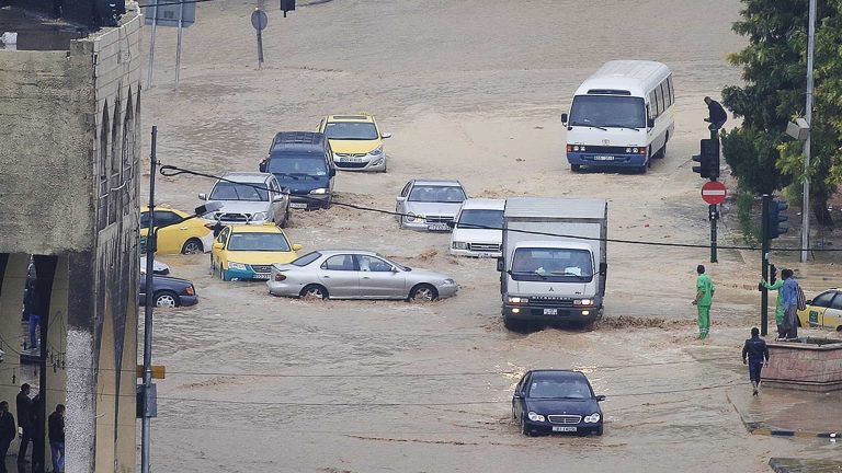 المنخفض المداري في عمان.. السيول تحاصر سيدات وتجرف سيارات (فيديوهات مرعبة) المنخفض المداري في عمان watanserb.com
