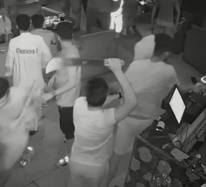 مشاجرة مُرعبة بالسواطير والسيوف في أحد مقاهي الكويت(فيديو) مشاجرة بالسواطير في أحد مقاهي الكويت تثير الغضب (فيديو) watanserb.com