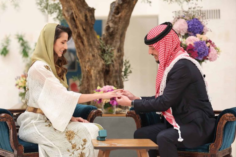 رجوة خالد آل سيف خطيبة الحسين ولي عهد الأردن.. تكبره بالعمر ومفاجأة بشأن جنسيتها رجوة سيف خطيبة الحسين watanserb.com