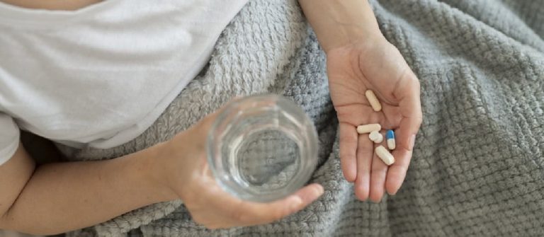 الاستلقاء على الجانب الأيمن، الطريقة الصحيحة لتناول الحبوب في السرير الطريقة الصحيحة لتناول الحبوب watanserb.com